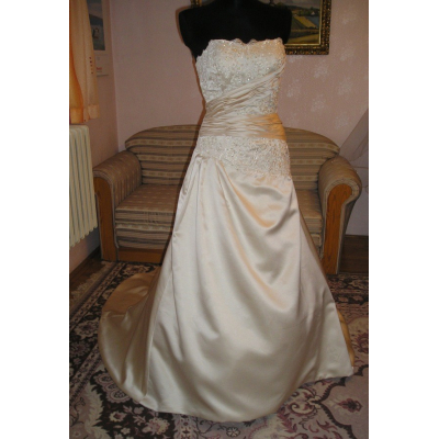 Saténové svatební šaty s vlečkou