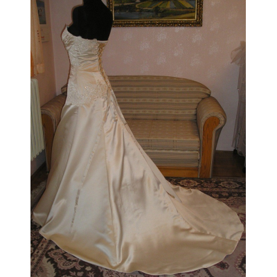 Saténové svatební šaty s vlečkou