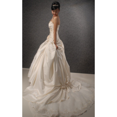 Svatební šaty s vlečkou