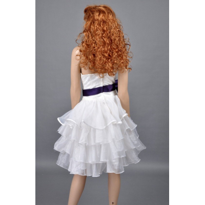 Bílé koktejlové šaty s volány