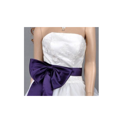 Bílé koktejlové šaty s volány