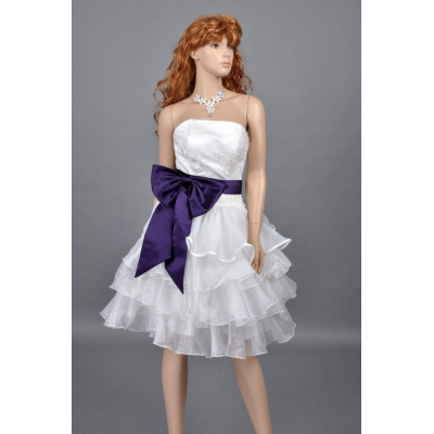 Bílé koktejlové šaty s volány