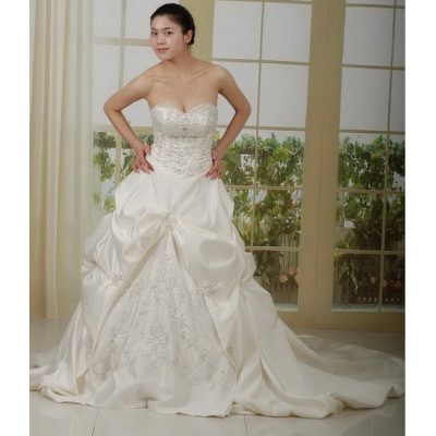 Saténové svatební šaty s vlečkou