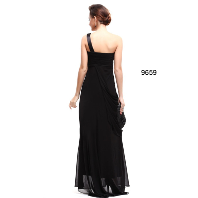 černé šaty s vlečkou