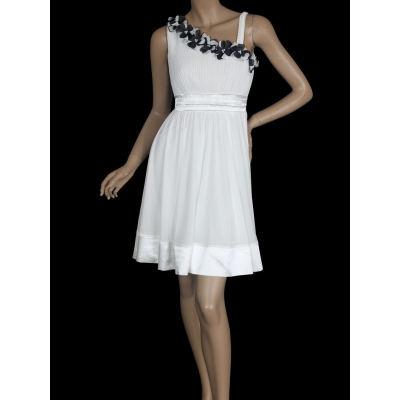 Bílé koktejlové šaty