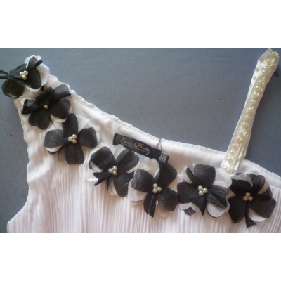 Bílé koktejlové šaty